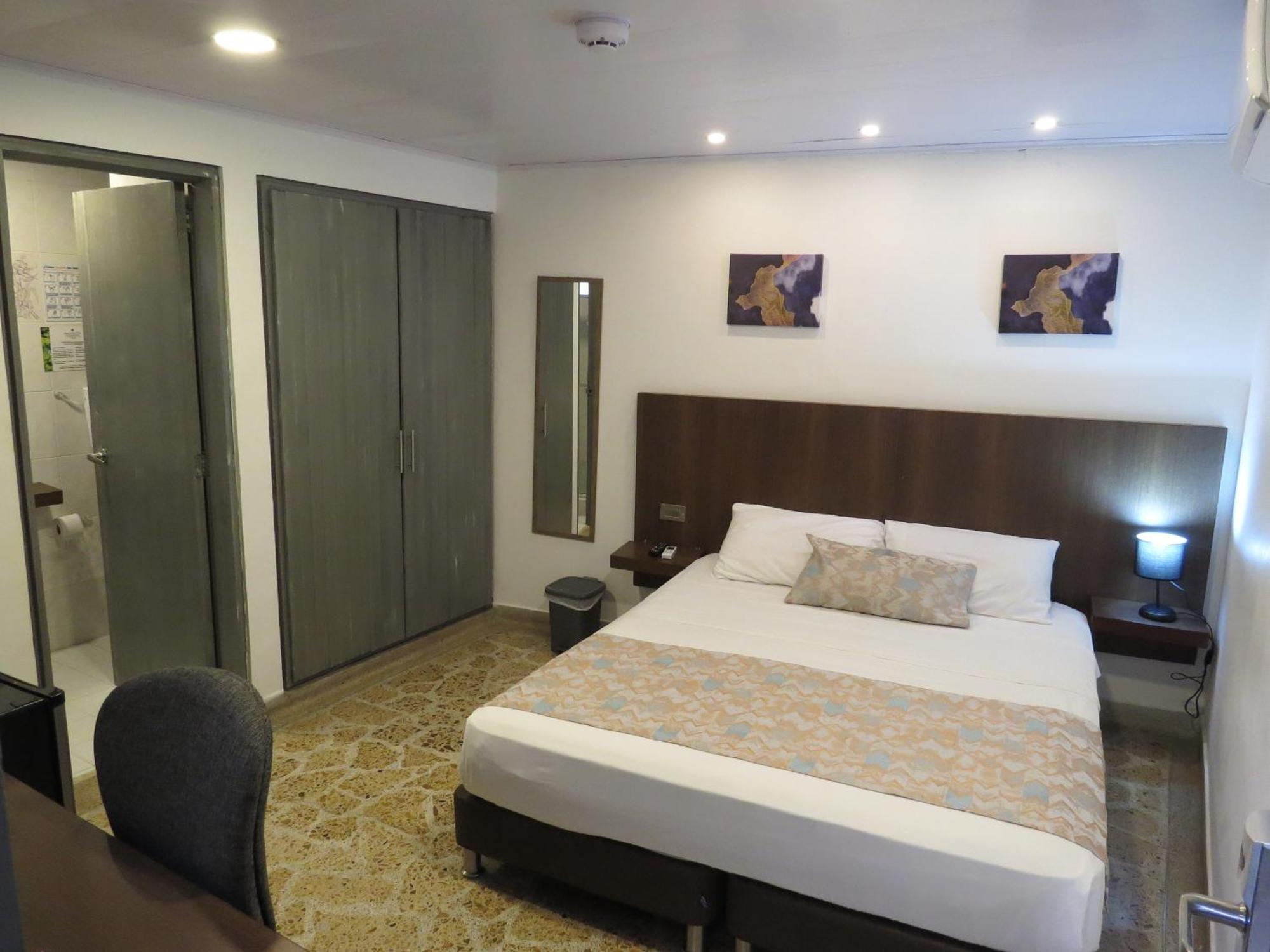 Hotel A & A Santa Alejandria Medellin Bagian luar foto